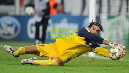 阿莫林力挺迈努，家庭与球场应划清界限，曼联新星专注职业未来